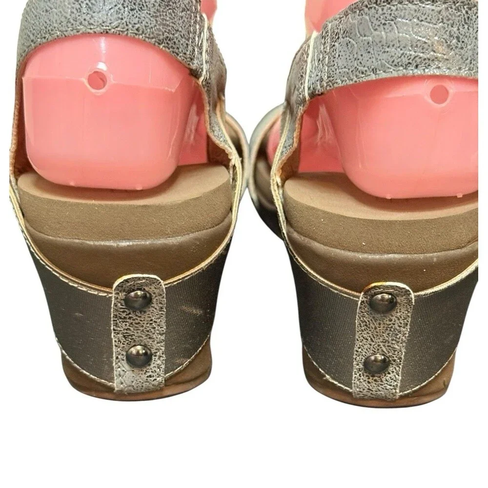 Boutique by Corkys Bandit Bronze Metallic Wedge Sandals Size 8 EUC